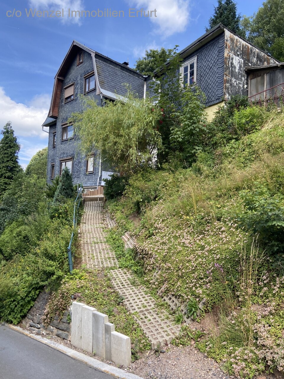 Lauscha : Großes Wohnhaus mit Potential und idyllischer Aussicht  Lauscha : Großes Wohnhaus mit Potential und idyllischer Aussicht