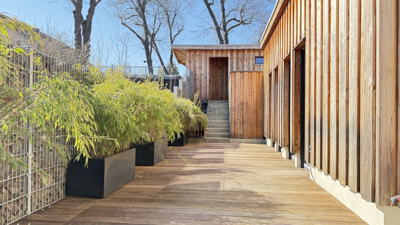Aufgang zur Sonnenterrasse und Gartenhaus