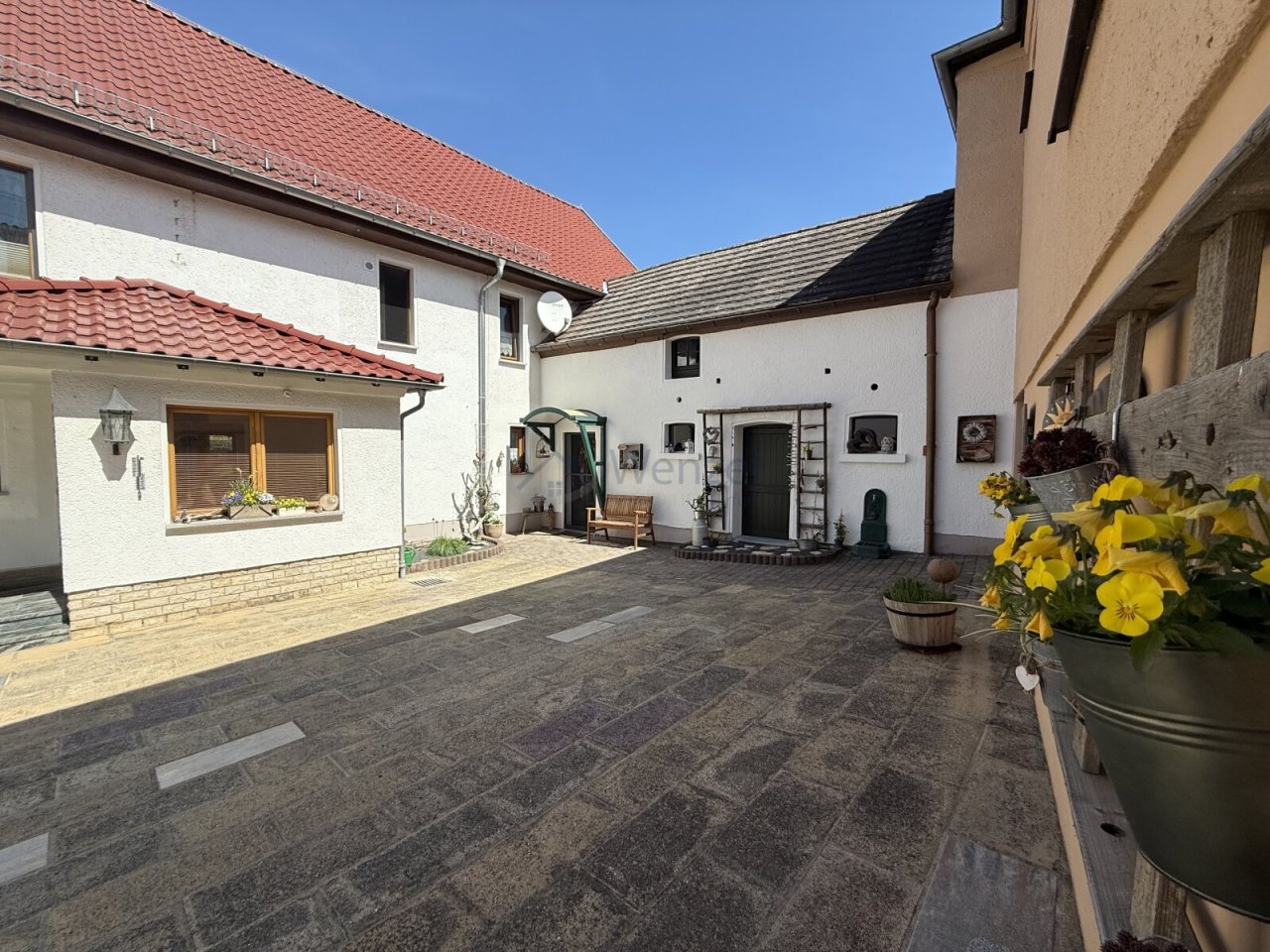 Hof-Eingangsbereich Hof-Eingangsbereich