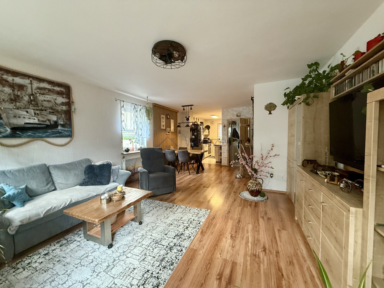 Wohnzimmer mit Blick zur offenen Küche Wohnzimmer mit Blick zur offenen Küche