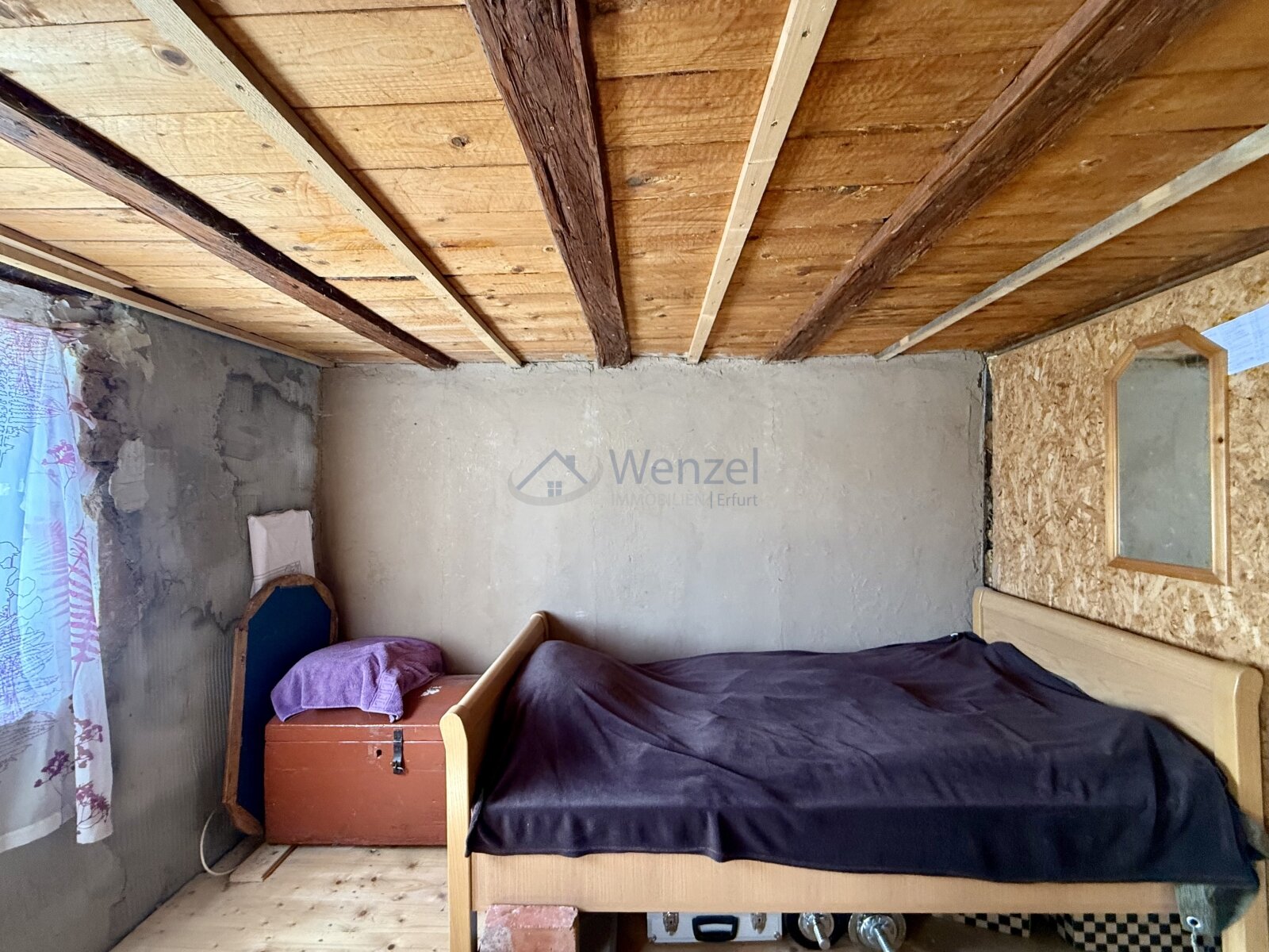 Lehm-Wände und Decke bereits saniert Lehm-Wände und Decke bereits saniert