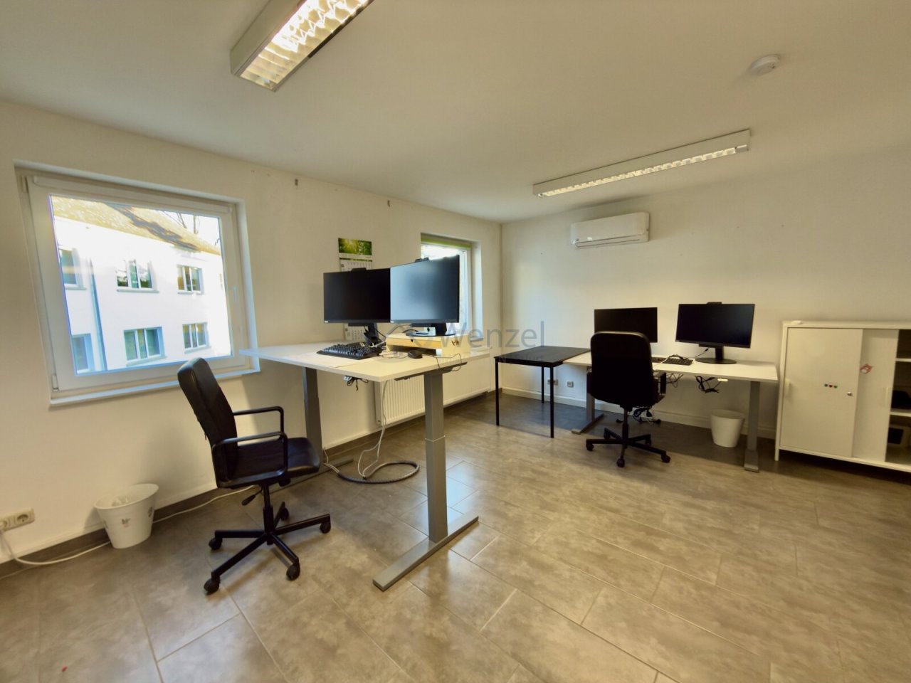 Moderne Bürofläche mit Klimaanlage und ergonomischen Arbeitsplätzen - Perfekt für kreative Teams!