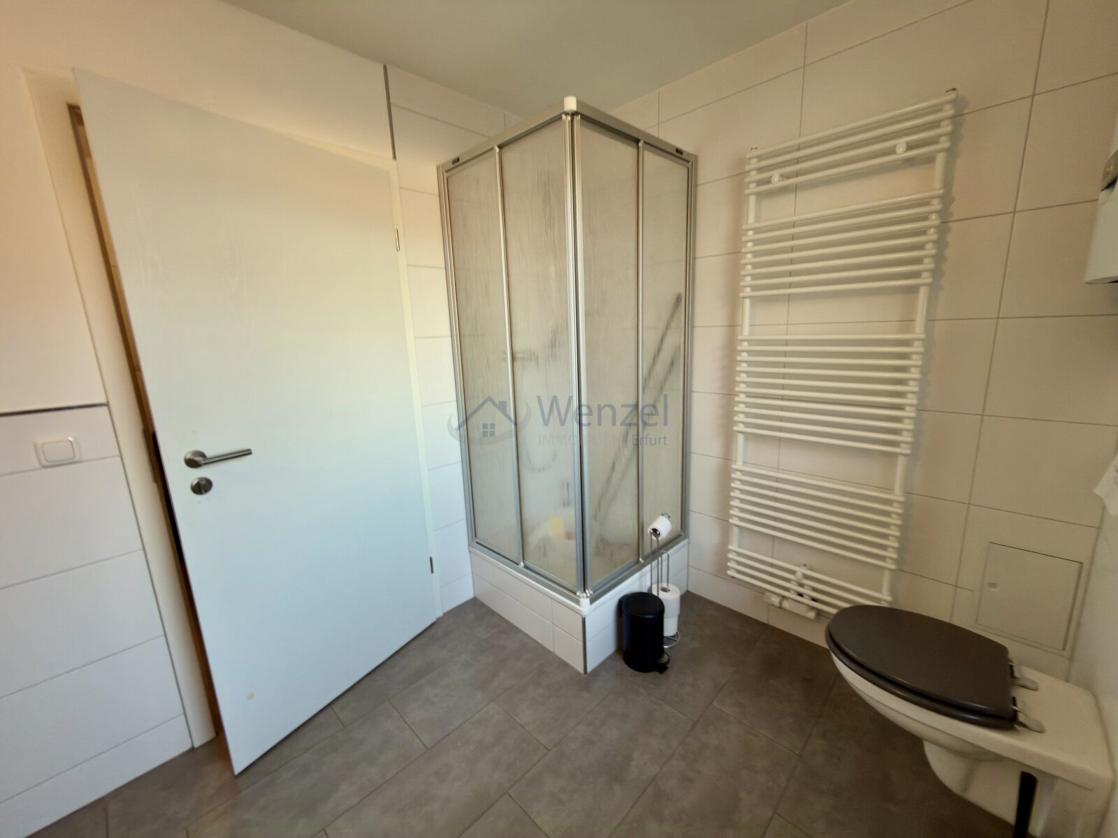 Modernes Badezimmer mit Komfort: Edle Duschkabine und Design-Handtuchheizkörper