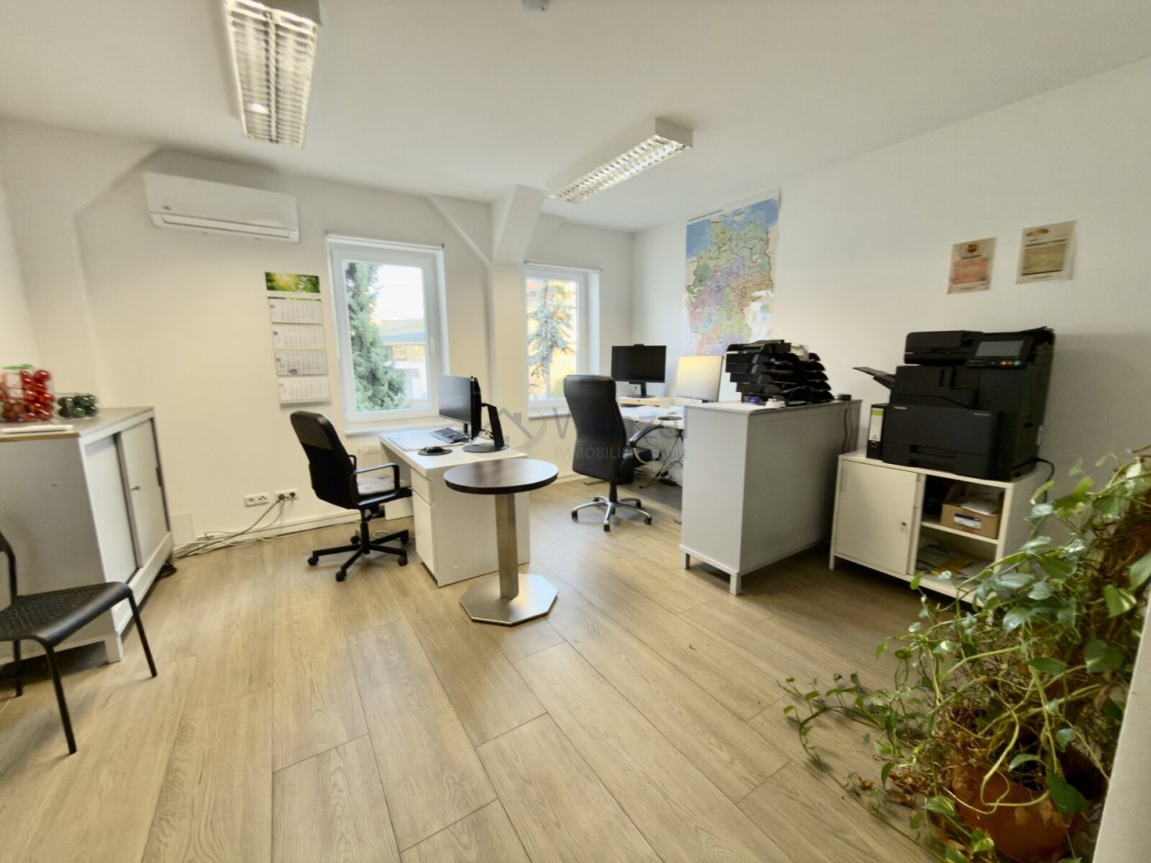 Helles Büro mit optimaler Arbeitsplatzgestaltung - Moderne Büroeinheit mit Klimaanlage und Tageslichteinfall