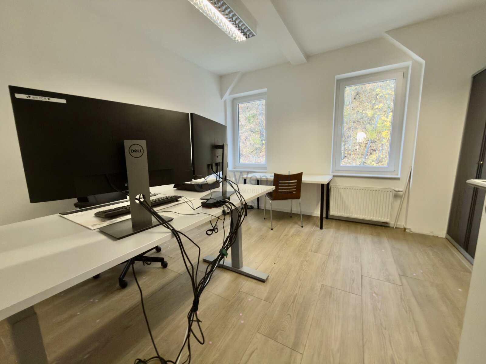 Modernes Office mit Tageslicht - Ergonomischer Arbeitsplatz