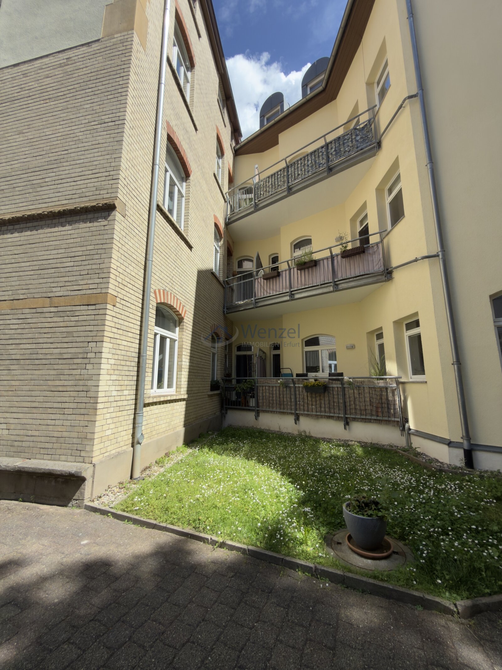 Rückansicht Blick zum Balkon Rückansicht Blick zum Balkon