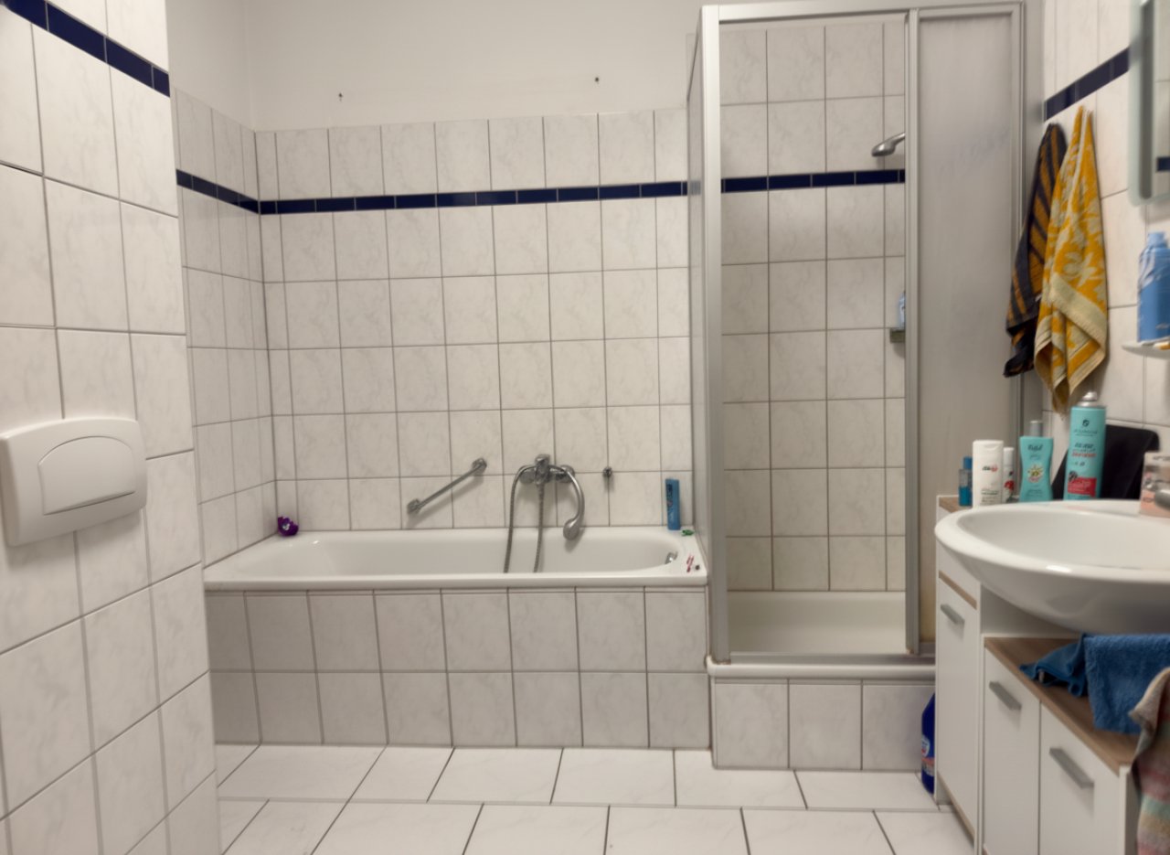 Bad mit Dusche und Badewanne Bad mit Dusche und Badewanne