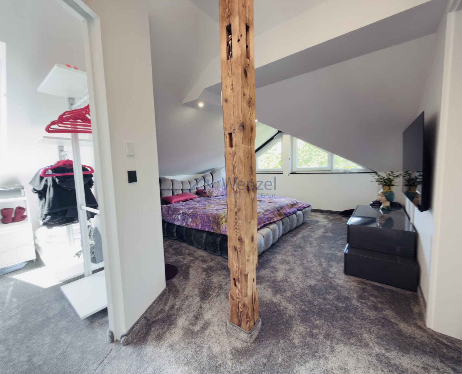Dachgeschoss-Schlafzimmer Ankleide "En Suite" Dachgeschoss-Schlafzimmer Ankleide "En Suite"