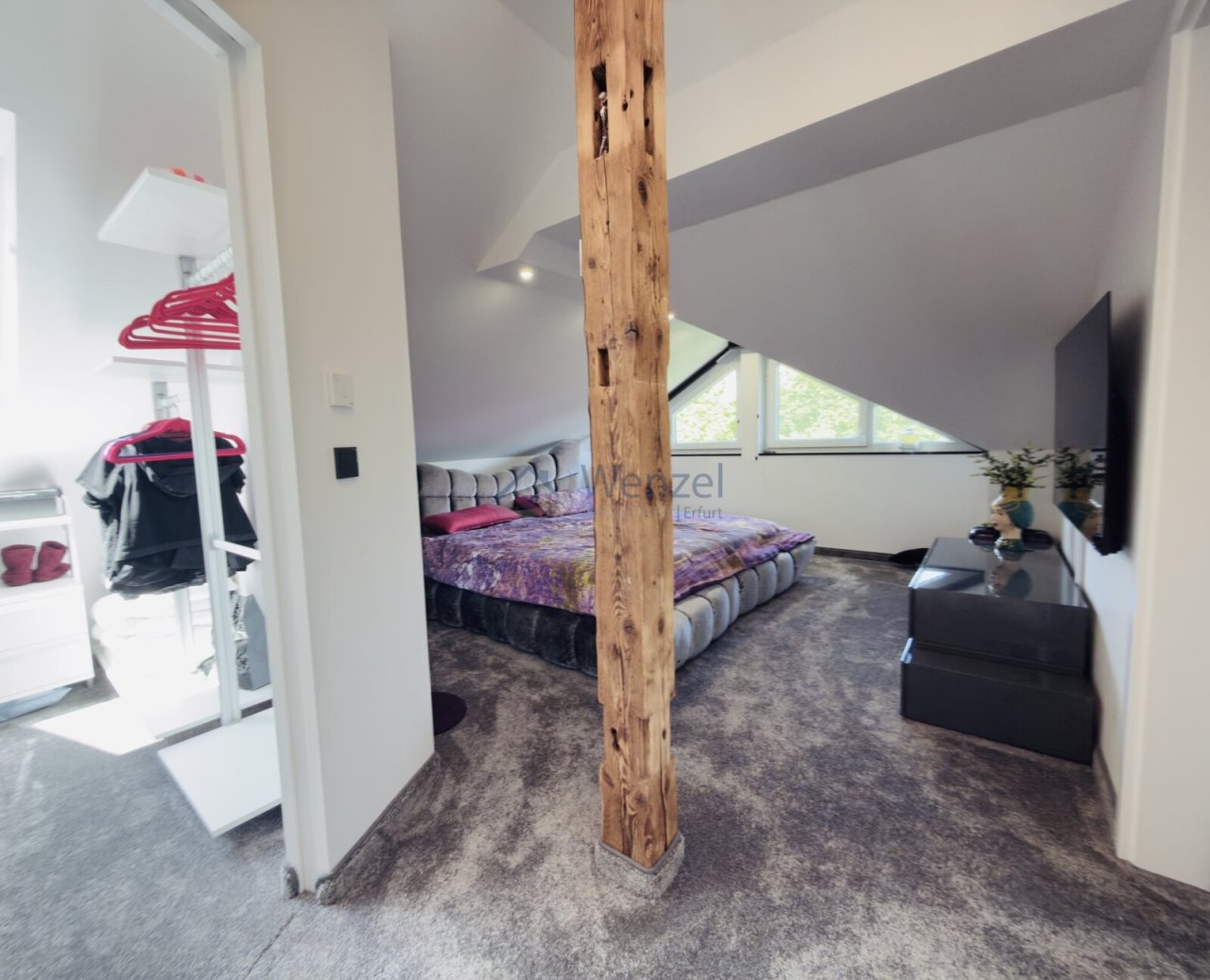 Dachgeschoss-Schlafzimmer Ankleide "En Suite" Dachgeschoss-Schlafzimmer Ankleide "En Suite"