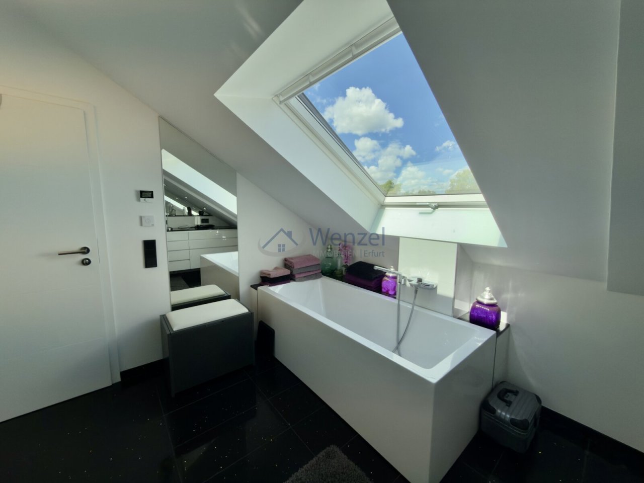 Luxuriöses Badezimmer mit Dachfenster und freistehender Wanne unter Panorama-Ausblick KI generiert Luxuriöses Badezimmer mit Dachfenster und freistehender Wanne unter Panorama-Ausblick KI generiert