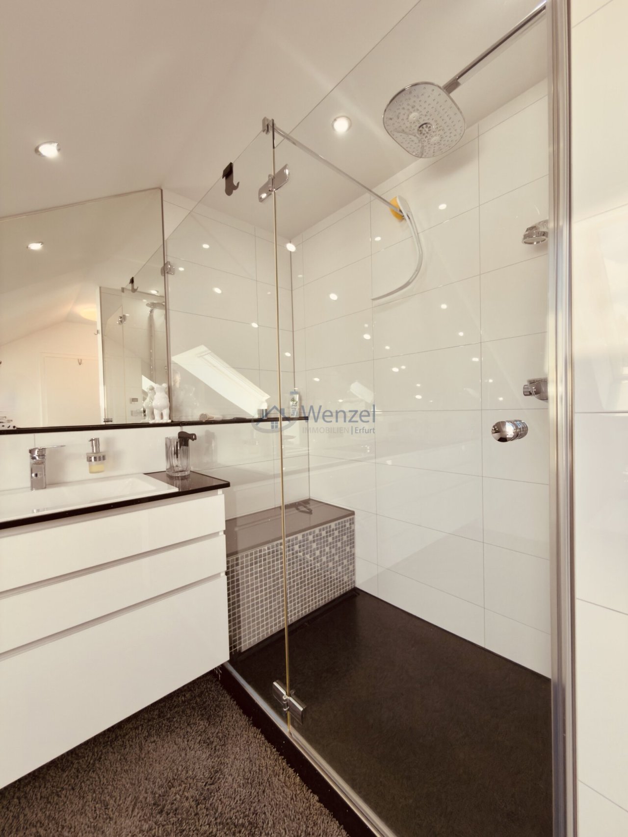 Edles Badezimmer mit begehbarer Dusche Edles Badezimmer mit begehbarer Dusche