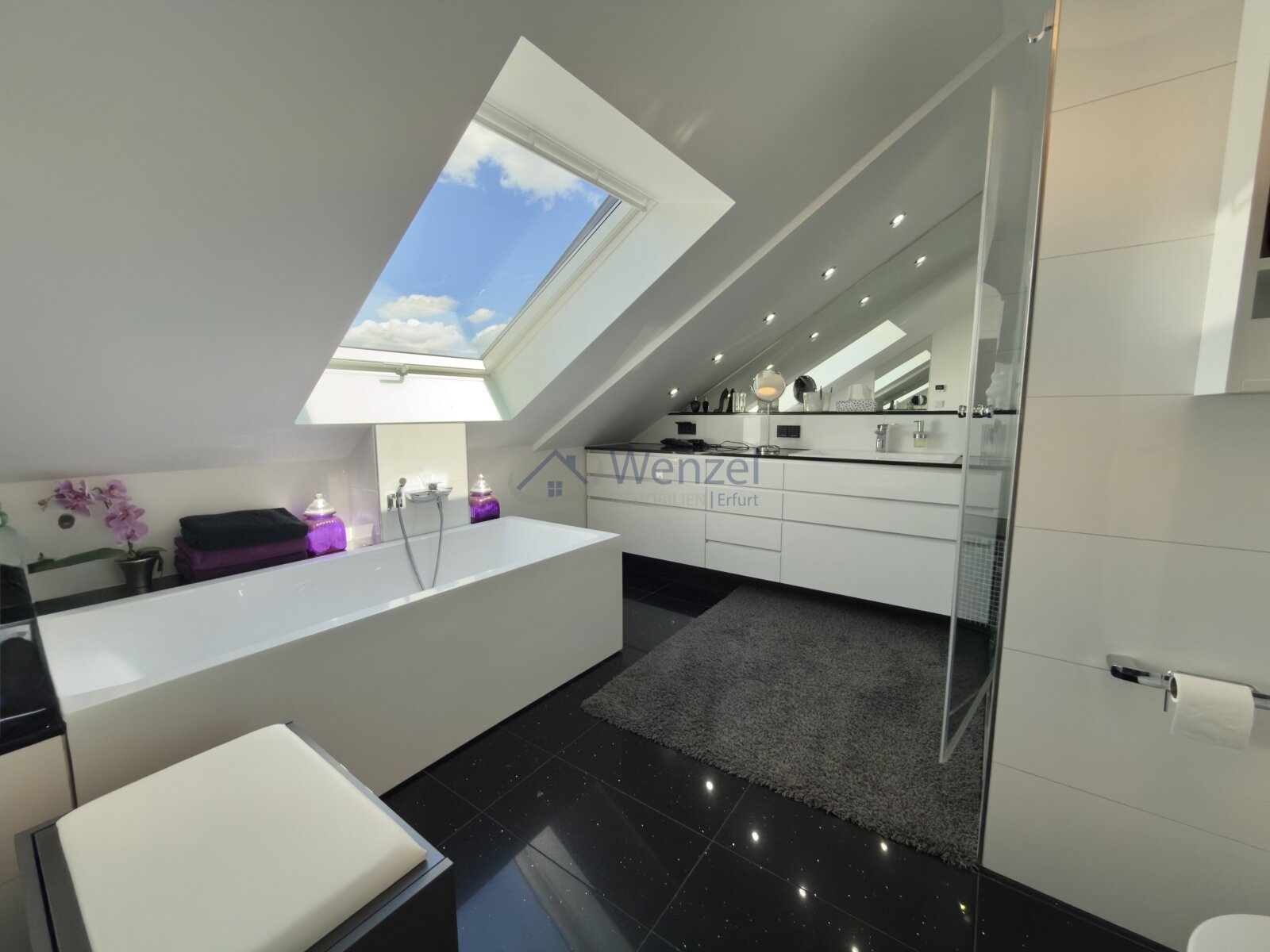 Luxus-Badezimmer mit freistehender Wanne und Dusche KI generiert Luxus-Badezimmer mit freistehender Wanne und Dusche KI generiert