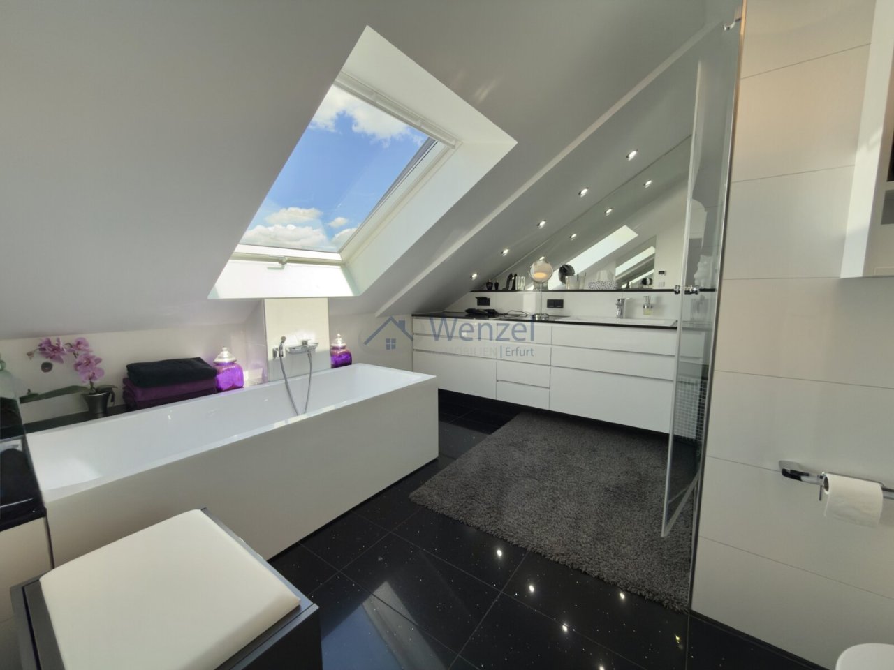 Luxus-Badezimmer mit freistehender Wanne und Dusche KI generiert Luxus-Badezimmer mit freistehender Wanne und Dusche KI generiert