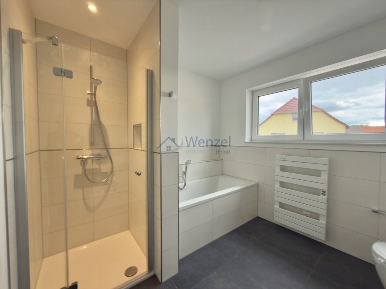 Modernes Badezimmer mit begehbarer Dusche und Handtuchtrockner KI generiert