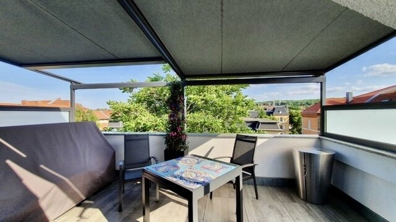 Terrasse mit elektrischem Sonnenschutz Terrasse mit elektrischem Sonnenschutz