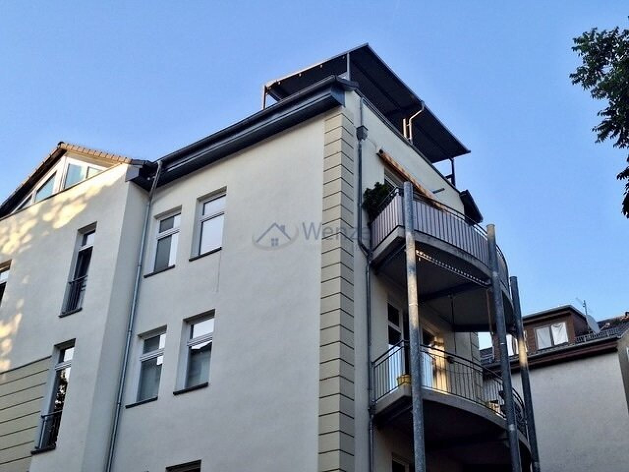 Terrasse mit ausgefahrenem Sonnenschutz Terrasse mit ausgefahrenem Sonnenschutz