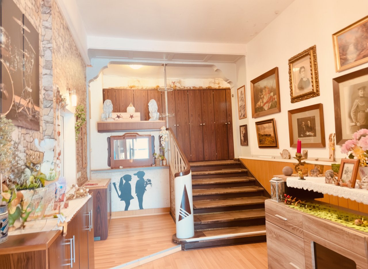 Elegante Eingangshalle mit Holztreppe