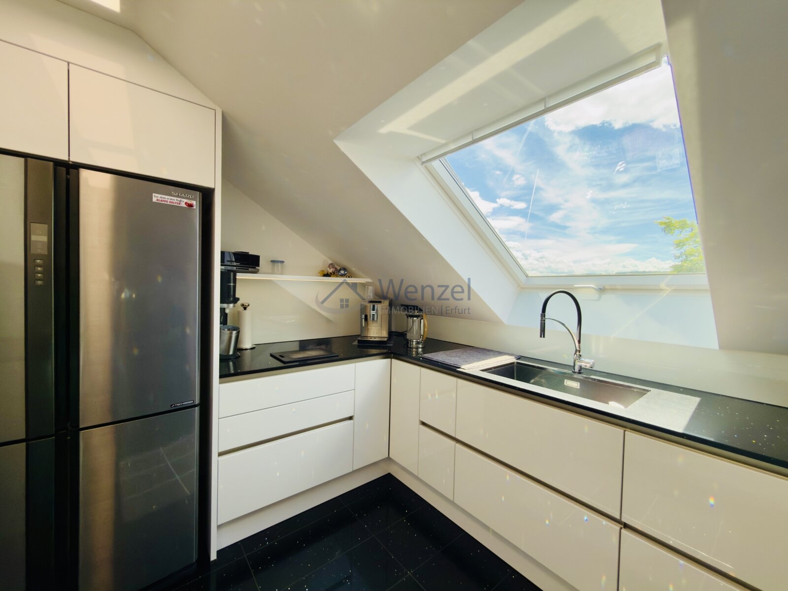 Moderne Dachgeschoss-Küche mit Dachfenster und optimierter Arbeitsflächennutzung KI generiert Moderne Dachgeschoss-Küche mit Dachfenster und optimierter Arbeitsflächennutzung KI generiert