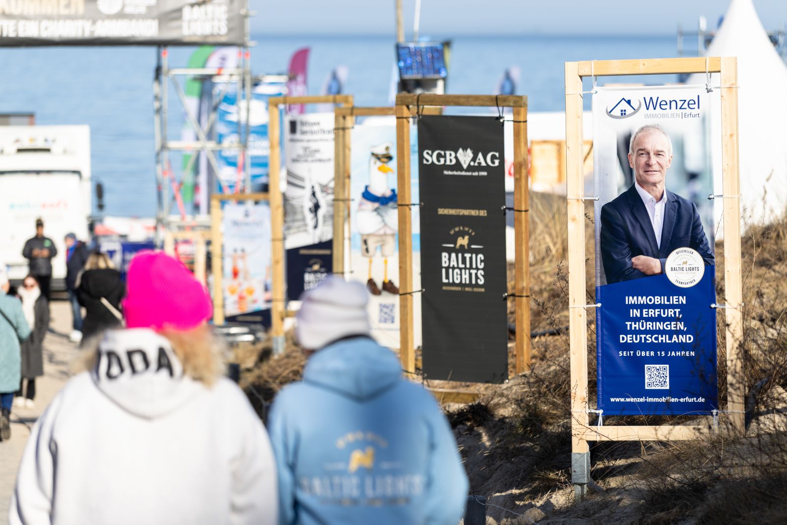 Banner von Wenzel Immobilien an der Strandpromenade beim BALTIC LIGHTS 2026
