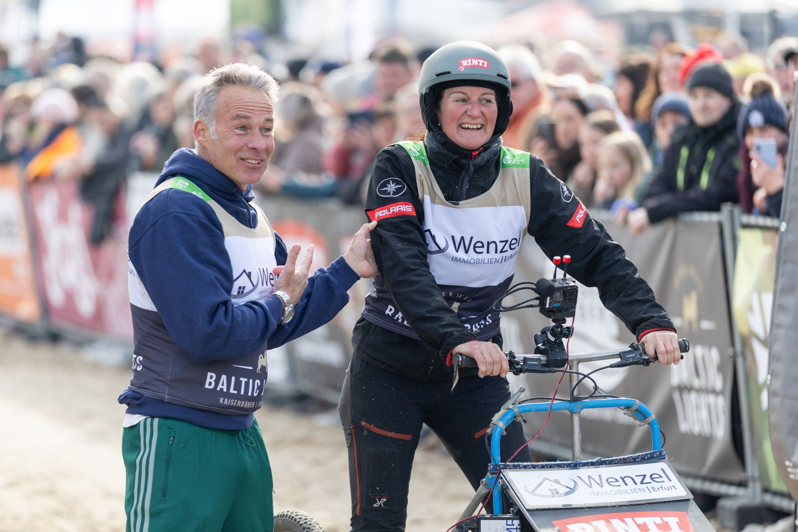 Team Wenzel mit Musherin und Schlitten am Strand von Usedom