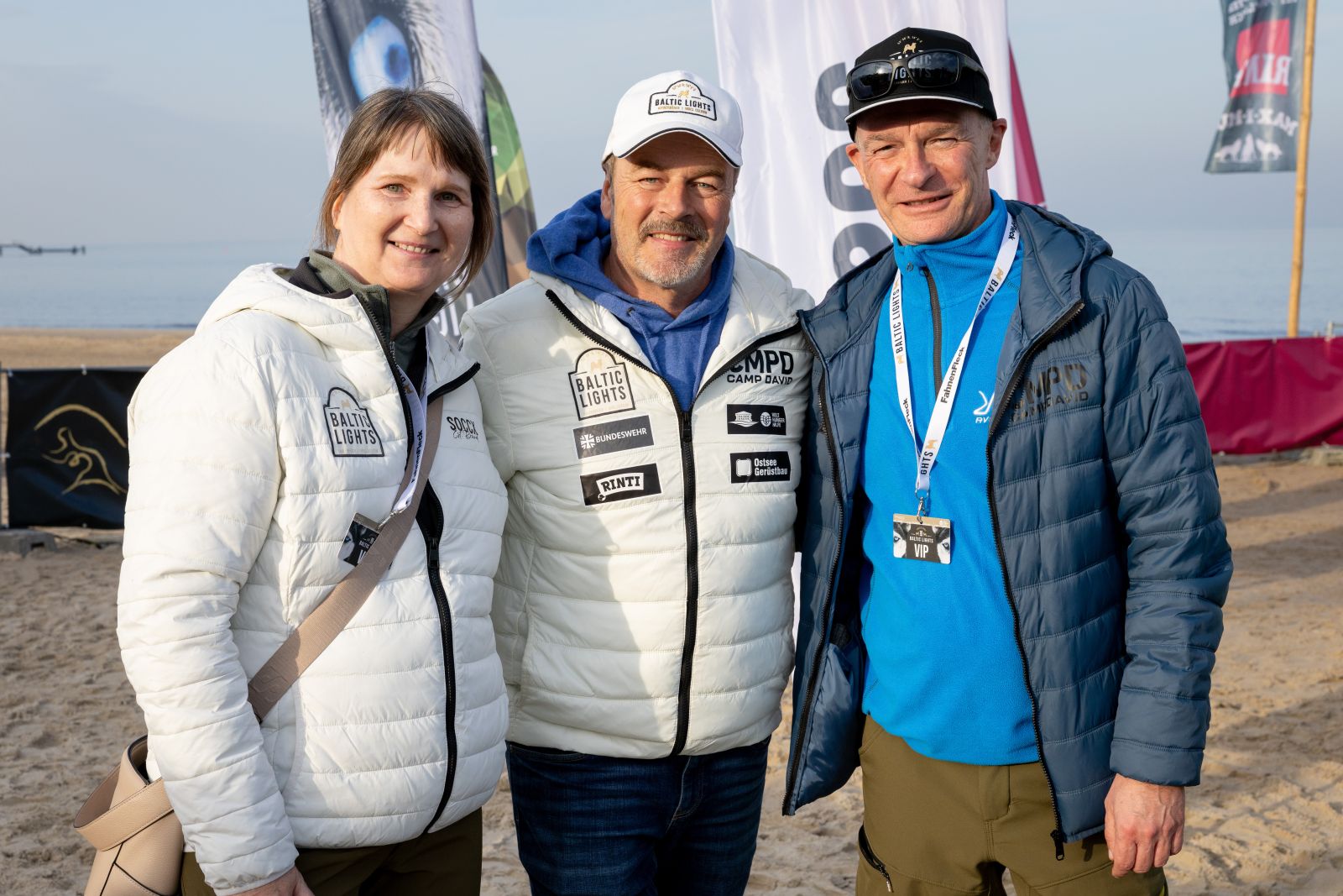 Gruppenfoto am Ostseestrand beim BALTIC LIGHTS 2026